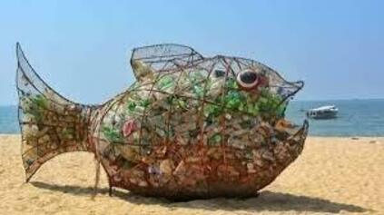 Instalación de papeleras pez en las playas para la recogida de plásticos y latas